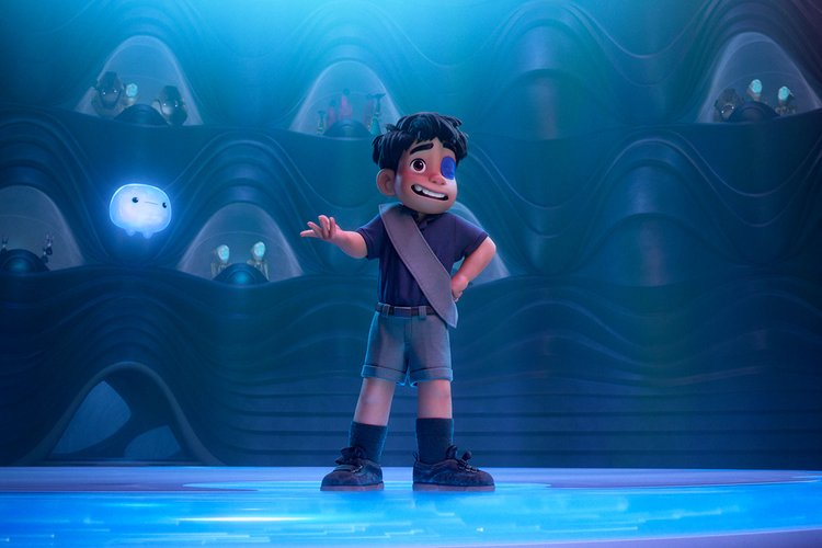 Chico con un parche en el ojo